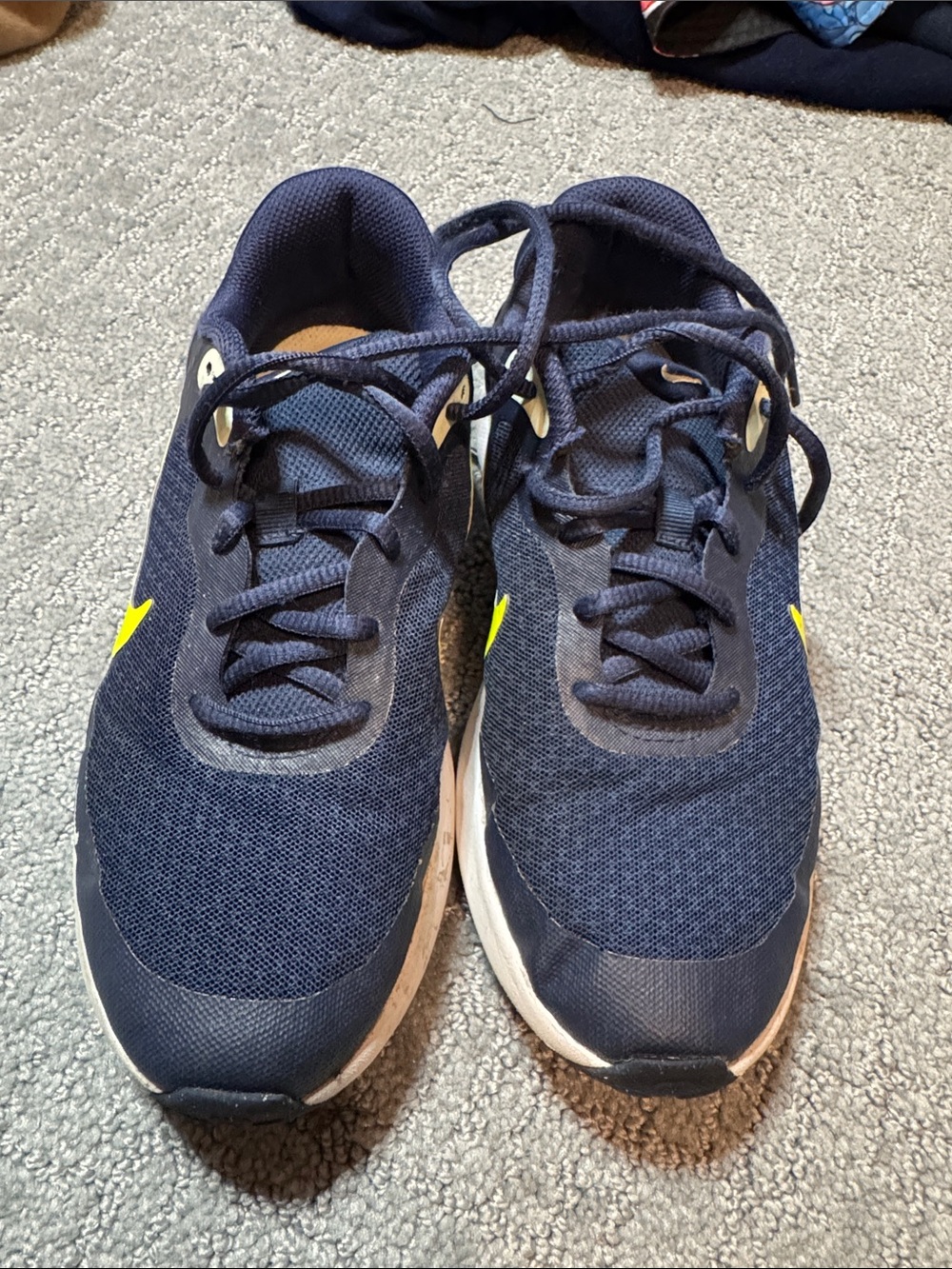 Nike Men's Navy Mesh Trainers with Yellow Swoosh